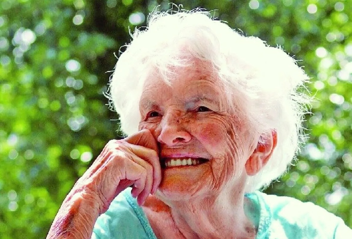 Закачать бабушка. Улыбка старушки. Долгожители 100 лет. Радостная старушка. Бабушка долгожитель.